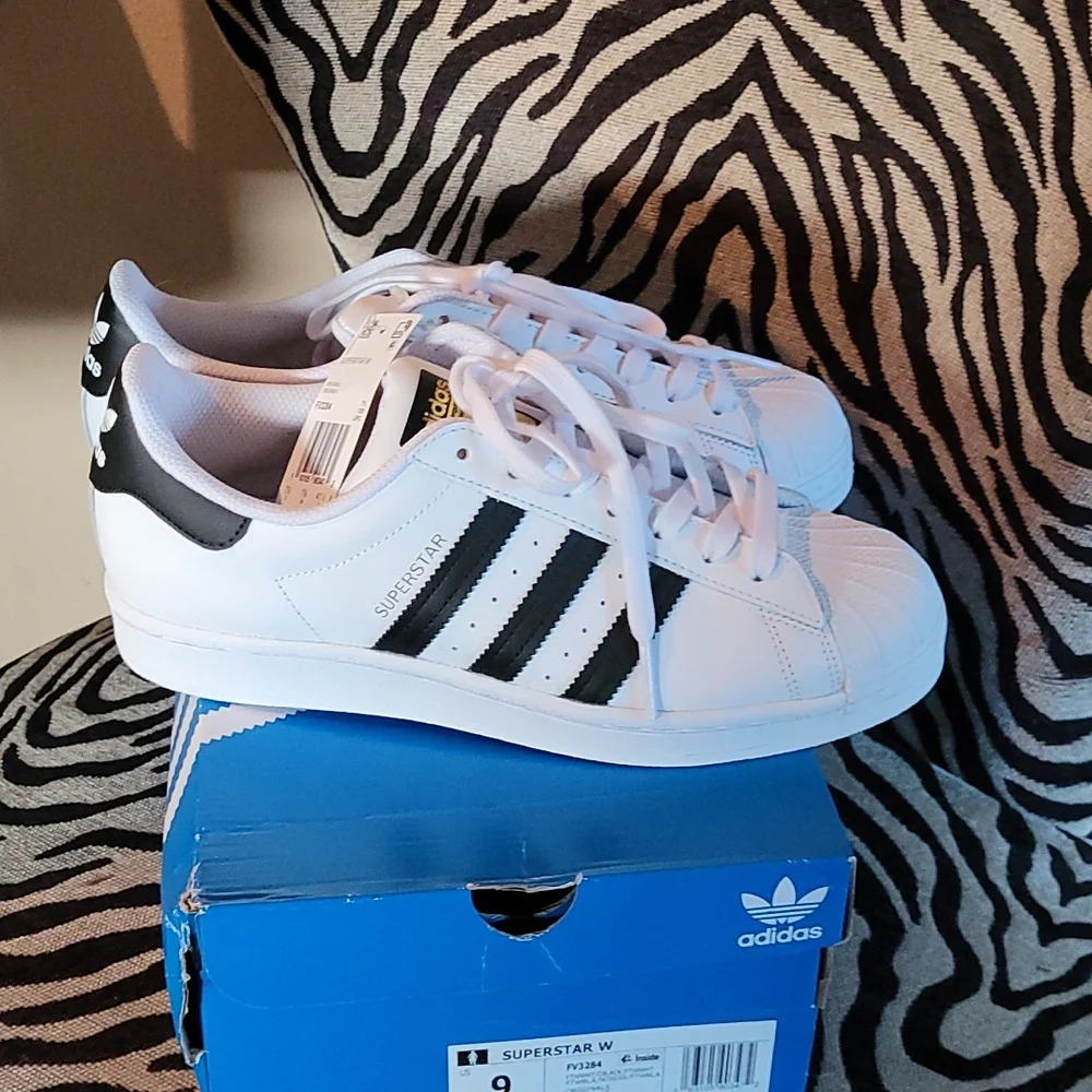 Adidas NWT Superstar - Picture 3 of 4